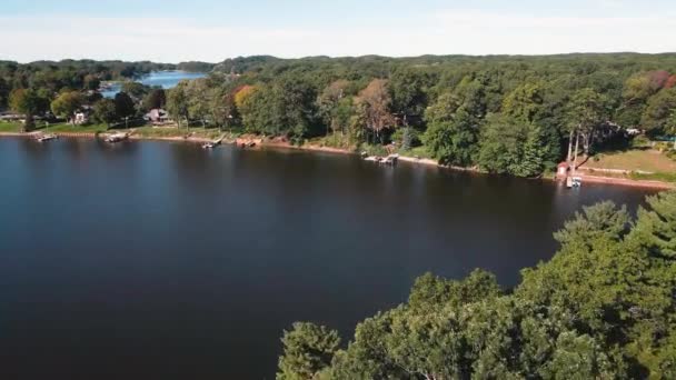 Вращение Дрона Форест Парк Роуд Озера Мона Ранней Осенью — стоковое видео