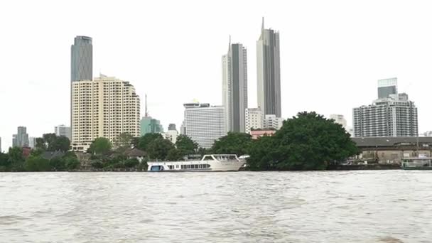 Pov Pasażer Widząc Twin Szczytowe Wieże Mieszkalne Rzeki Chao Phraya — Wideo stockowe