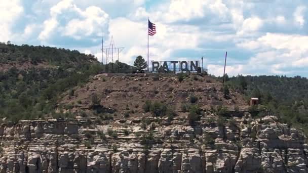 Vista Aérea Raton City Landmark Sign Bandera Nacional Americana Nuevo — Vídeo de stock