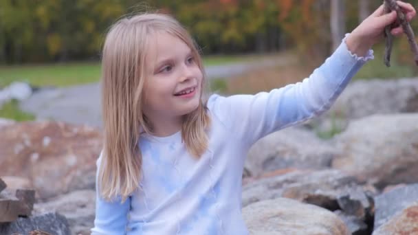 Dışarıda Gülümseyen Güzel Sarışın Kız Elinde Tahta Çubuklar Portre Resmi — Stok video