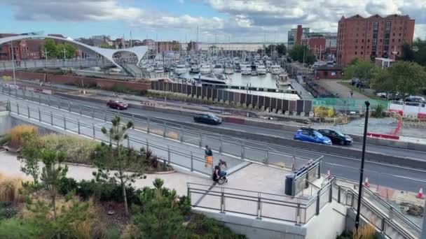 Пішоходи Використовують Перетин Дороги Через Жваву Дорогу Місті Галл Марини — стокове відео