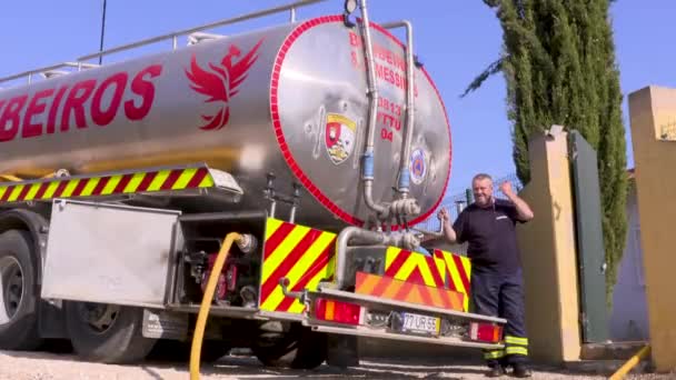 Footage Firefighter Fire Truck Coming Replenish House Dried Water Supply — Vídeo de stock