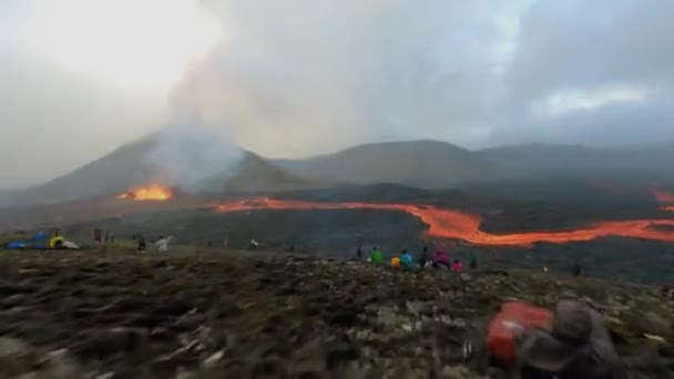 Fpv无人驾驶飞机在Fagradalsfjall火山口观看火山的人们周围射击 — 图库视频影像