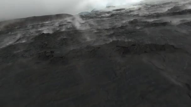 Балон Fpv Вистрілив Над Мертвим Вулканічним Басейном Туманний День Ісландії — стокове відео