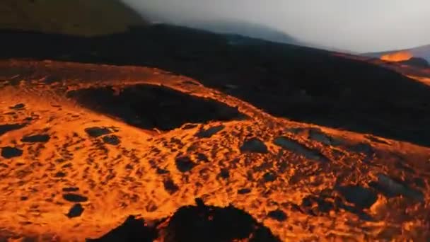 Fpv无人驾驶飞机在火山岩中央的一条流动的熔岩流周围向火山盆地射击 — 图库视频影像