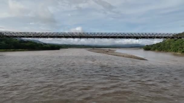 哥伦比亚考卡河上游历史桥Puente Occidente的Drone Shot透露 — 图库视频影像