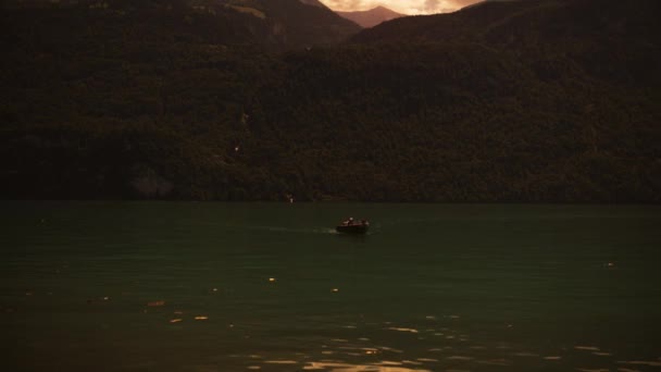 Barca Lago Cielo Rosso Svizzera Montagne Surreale — Video Stock