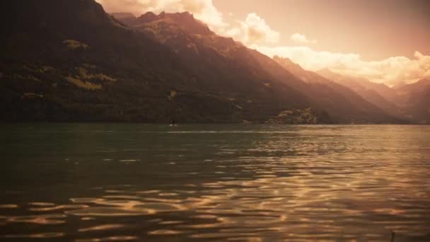 Λίμνη Κόκκινος Ουρανός Ελβετία Βουνά Σουρεαλιστικό — Αρχείο Βίντεο