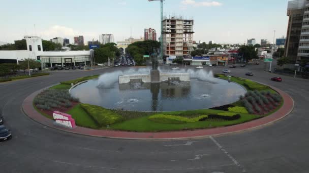 Vista Aérea Sobre Estatua Fuente Rotonda Minerva Guadalajara México Levantamiento — Vídeos de Stock
