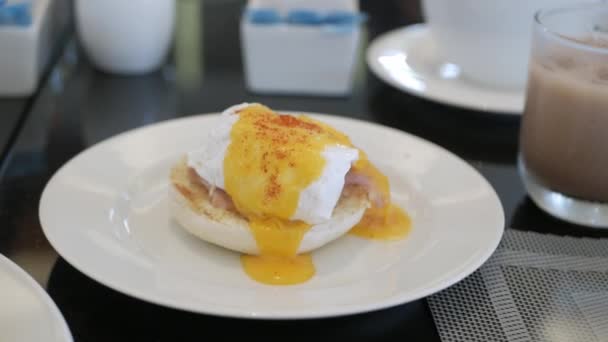 Toast Poached Egg Ham Close Cutting Egg Benedict Runny Egg — Stock Video