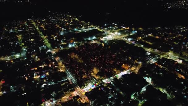 メキシコ市のDia Los Muertosで死者を祝うためにキャンドルを灯す人々の空中ビュー ドローンショット — ストック動画