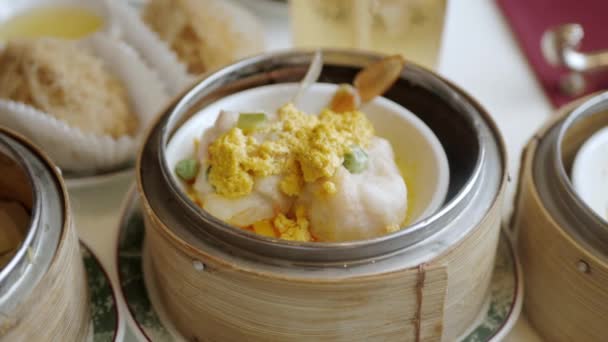 Använda Ätpinnar För Att Äta Ångkokt Kinesisk Dim Sum Restaurang — Stockvideo