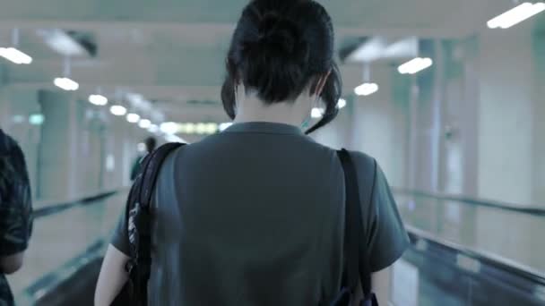 Ασιάτισσα Γυναίκα Πόδια Στο Αεροδρόμιο Για Ελέγξετε Μετρητή Για Ταξίδια — Αρχείο Βίντεο