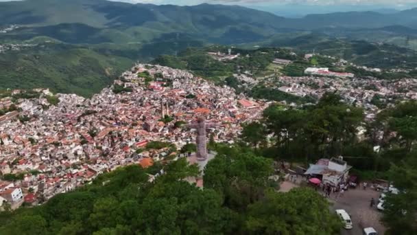 Vista Aérea Torno Estátua Monumental Cristo Rey Miradouro Cidade Taxco — Vídeo de Stock