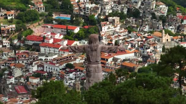 Aerial View Cristo Taxqueo Statue Cityscape Taxco Guerrero Sunny Mexico — Vídeos de Stock