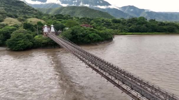 连接Olaya市和Santa Antioquia市的Puente Occidente吊桥空中景观 哥伦比亚 — 图库视频影像