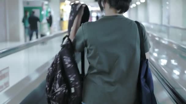 Азіатська Жінка Гуляє Аеропорту Щоб Перевірити Лічильник Відпустку Подорожі — стокове відео