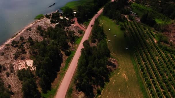 フィンランドの農村地帯での車の運転に続く空中ビュー ドローンショット — ストック動画