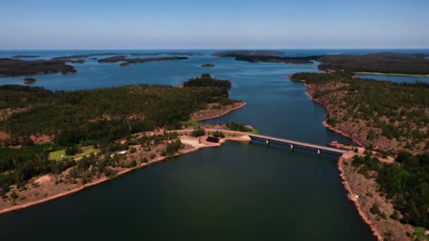 Luchtfoto Van Een Brug Archipel Van Ahvenanmaa Finland Tracking Drone — Stockvideo
