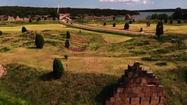 芬兰Aland的Bomarsund城堡城墙后面公路上的空中交通视图 无人驾驶飞机射击 — 图库视频影像
