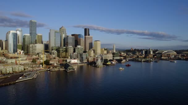 从海滨俯瞰西雅图市中心的空中风景 黄金时间 在美国华盛顿州 无人驾驶飞机射击 — 图库视频影像