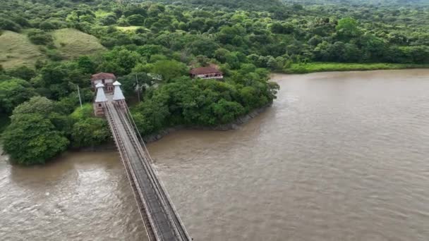 哥伦比亚西北部考卡河上游历史桥Puente Occidente的空中景观 Drone Shot — 图库视频影像
