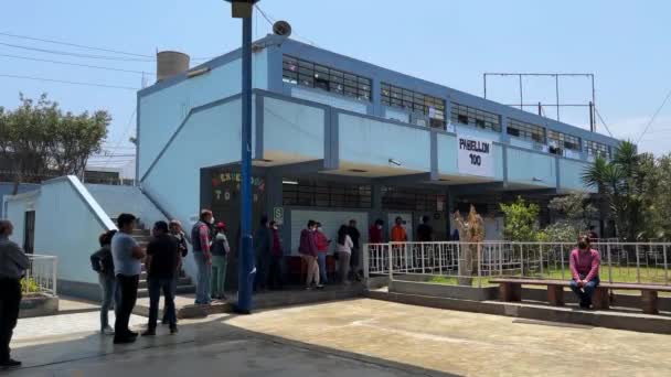 在秘鲁利马La Molina市平静晴朗的一天 秘鲁选民耐心地在投票站排队等待市政选举 — 图库视频影像