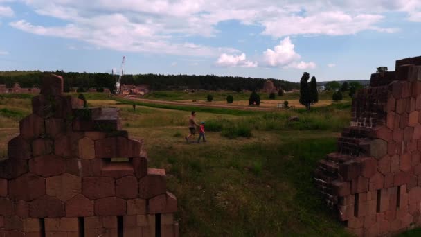 芬兰奥兰德 一个男子和一个男孩在Bomarsund城堡废墟中漫步的空中景象 低空跟踪 无人驾驶飞机射击 — 图库视频影像