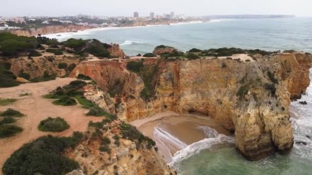 Circundando Uma Praia Areia Protegida Aninhada Entre Formações Rupestres Íngremes — Vídeo de Stock