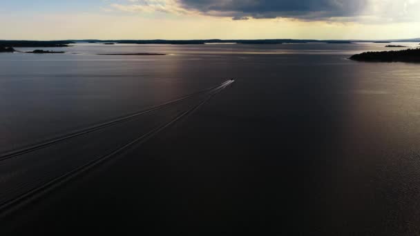 在奥兰群岛驾驶的一艘船的空中景观 芬兰戏剧性的日落 — 图库视频影像