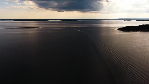 Adaların Ortasında Uçan Bir Teknenin Görüntüsü Vardo Aland Finlandiya Dramatik — Stok video