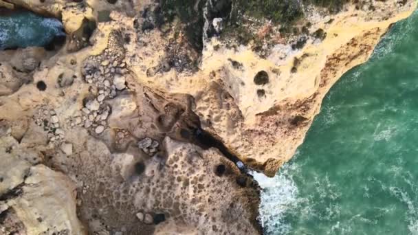Yıllar Süren Dalgaların Oyduğu Eşsiz Kaya Oluşumlarına Bakıyorum — Stok video