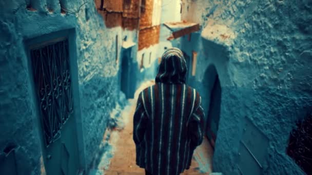 ภาพกว างของชายคนหน งเด านถนนส าและส ขาวในเมด นาเก าของเม Chefchaouen โมร — วีดีโอสต็อก