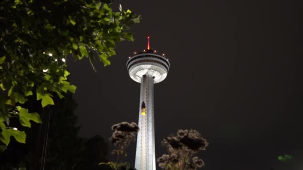 Niagara Falls Skylon Tower Iluminado Noite Elevador Descendo Pouca Luz — Vídeo de Stock