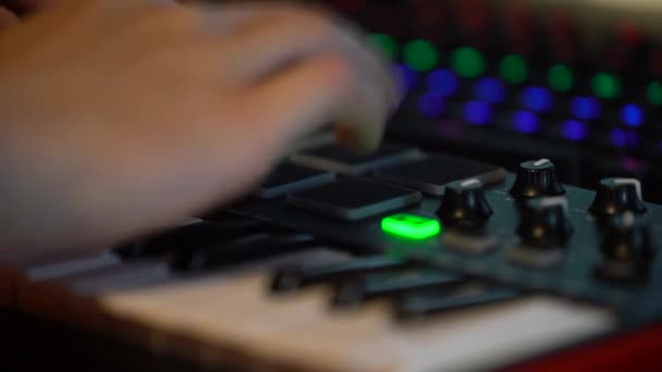Музика Виробляє Клавіатурі Midi Контролера Сенсорні Панелі Створюють Біт Освітлення — стокове відео