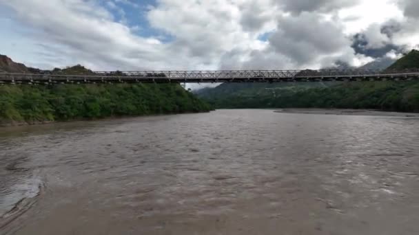 哥伦比亚郊区老悬索桥和泥石流的空中景观 Puente Occidente Revealing Drone Shot — 图库视频影像