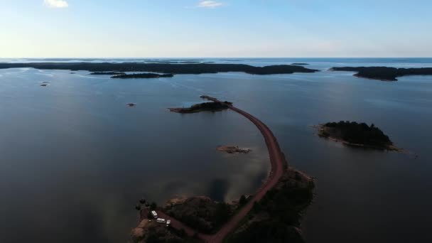 狭い道路上の空中ビュー ヴァルドの島をリンク アランド フィンランド ドローンショット — ストック動画