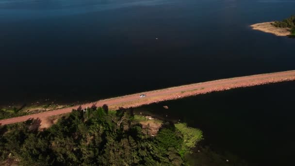 狭い道路の脇に停められた車からの空中の景色 フィンランドのオーランド諸島の夏 ドローンショット — ストック動画