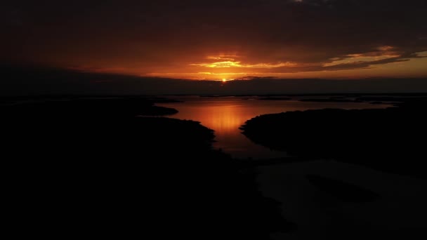 フィンランドの夏 オランダのヴァルド諸島の上の劇的な夕日の空中ビュー — ストック動画