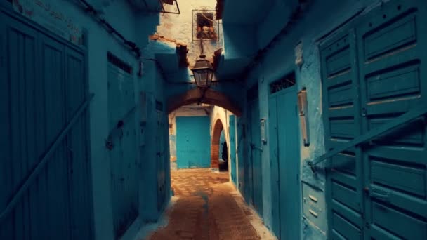 Spacer Wąską Uliczką Wewnątrz Starej Medyny Miasta Chechaouen Maroko Godzinach — Wideo stockowe