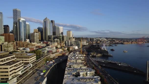 Luchtfoto Het Central Waterfront Van Seattle Gouden Uur Washington Verenigde — Stockvideo