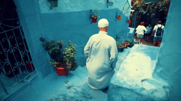 Ένας Γέρος Που Περπατούσε Ένα Δρόμο Στο Chefchaouen Της Πόλης — Αρχείο Βίντεο
