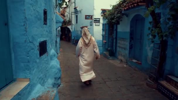 Woman Walking Blue White Street Old Medina Chefchaouen City Morocco Video de stock libre de derechos