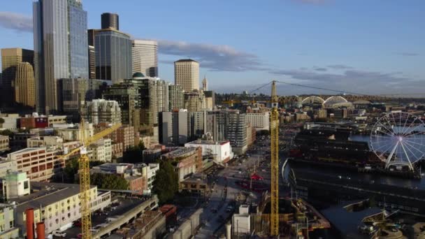 西雅图市中心海滨的一个道路建筑工地的空中景观 黄金时段 在美国西北部 无人驾驶飞机射击 — 图库视频影像