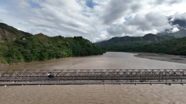 哥伦比亚Puente Occidente桥通过考卡河的摩托车空中视图 Drone Shot — 图库视频影像