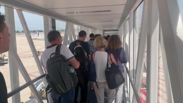 Επιβάτες Έτοιμοι Επιβιβαστούν Στο Αεροπλάνο Τους Περιμένοντας Στο Skybridge — Αρχείο Βίντεο