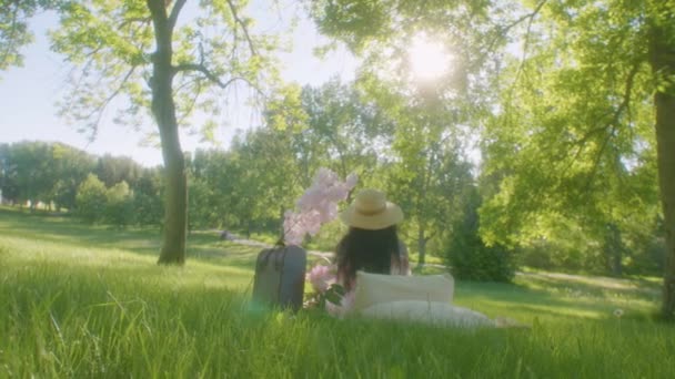 Dame Trägt Strohhut Schatten Von Bäumen Picknick Park Ansatz Niedrigen — Stockvideo