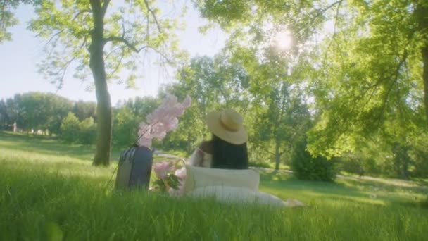 Чорна Леді Пікніку Під Зеленими Деревами Сонячному Парку Вказує Щось — стокове відео