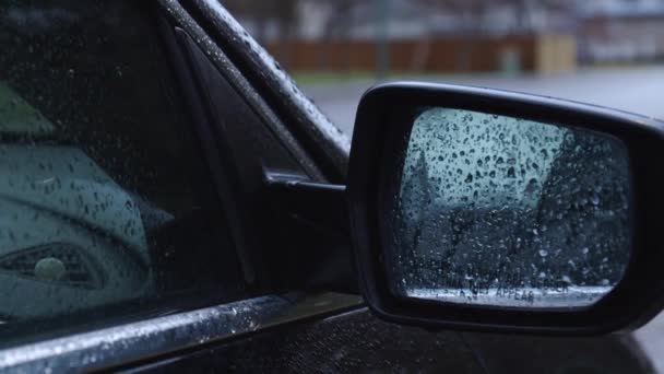 Yağmurlu Bir Günde Park Halindeki Bir Arabanın Yolcu Aynasındaki Yağmur — Stok video