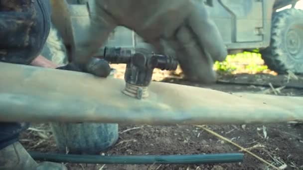 농부는 옥수수 물방울 시스템을 합니다 농부는 주관에 연결하는 커넥터를 나사로 — 비디오